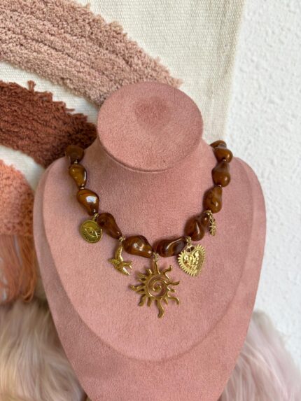 COLLAR PIEDRAS MARRÓN DIJE DE SOL