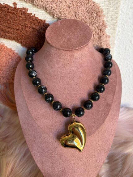 COLLAR DE CUENTAS NEGRA CORAZÓN