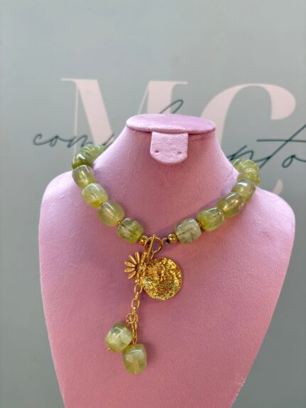 COLLAR MEDALLA MARGARITA PIEDRAS VERDES