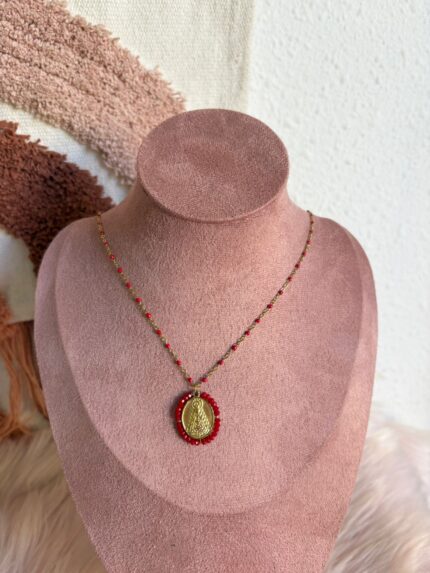 COLLAR VIRGEN DEL ROCÍO ROJO