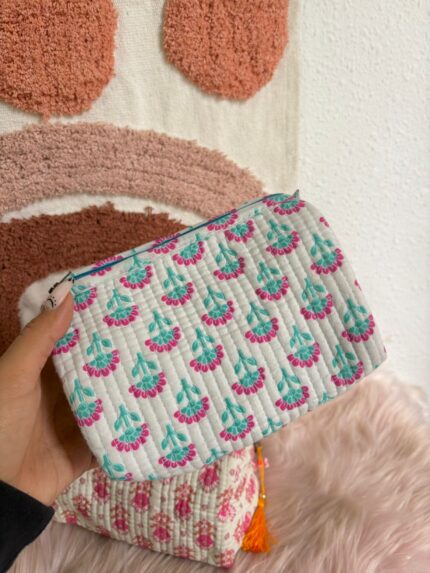 NECESER ESTAMPADO FLORES CELESTE Y ROSA