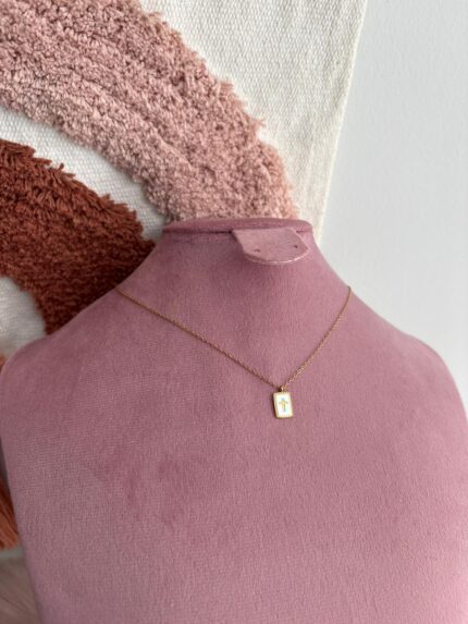 COLLAR MEDALLA CUADRADA NÁCAR CRUZ